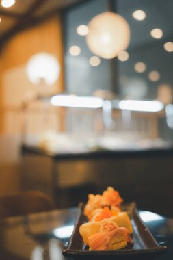 Japon mutfağı Sashimi Suşi seti hafif bokeh ile servis edilir.