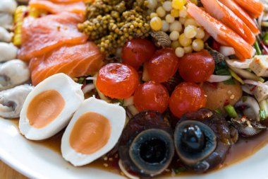 Baharatlı Tayland yemeği, baharatlı yumurta karışık salata, baharatlı salata seti. Tayland mutfağı lezzetli yemektir. Birçok Tayland menüsü Asya yemekleri.