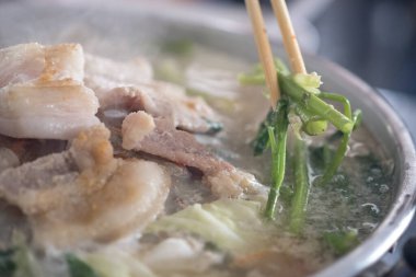 Haşlanmış ahşap yemek çubuklarını kullan. Barbekü büfesi domuz tavası ve sebze çorbası.