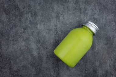 Taze avokado sütü ve gümüş renkli kapaklı ballı sağlıklı meyve suları.