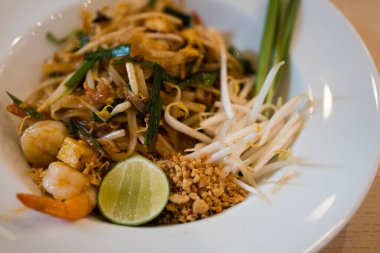 Taylandlı karides, lahana ve yeşil soğanlı beyaz tabak.