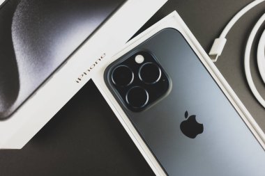 Bangkok, Tayland - 23 Ekim 2023: Apple iPhone 15, Titanyum kaplama, A17 Biyonik, 48 MP Camera ile birlikte Eylül 2023 'te bir kutunun önünde fırlatıldı. Apple aygıtları için yeni kablo standardı.