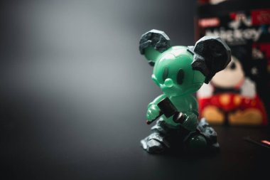 Bangkok, Tayland - 23 Ekim 2023 Jade Mickey figürleri. Disney 'in 100. yıldönümü Mickey Hiç Meraklı Seriler Figürleri POP MART.