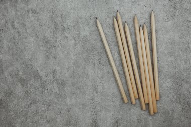 Gri arka planda bir sürü sivri kalem var. Üst Manzara. Metin için boşluk