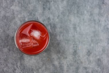 Sağlığın için buzlu taze, soğuk karpuz suyu. Üst görünüm