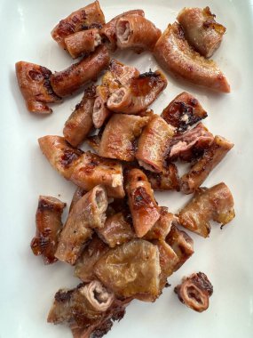 Tayland usulü ızgara bağırsak domuz eti, genellikle baharatlı sos ve yapışkan pirinçle yenen ve Somtam dükkanlarında yaygın olarak satılan Isaan yemeği. Tayland 'da sokak fast food menüsü