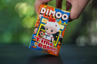 Bangkok, Tayland - 27 Ekim 2023 POP MART koleksiyonunun kutusu, Dimoo Time Roaming Series Blind Box, popüler bir oyuncak