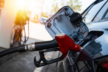 Benzin pompası benzin deposundaki benzin deposunu dolduruyor. Petrol endüstrisi ve hizmet. Petrol fiyatı ve petrol krizi kavramı.