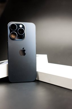Bangkok, Tayland - 29 Ekim 2023: Yeni iPhone 15 Pro Titanyum Blue en iyi üçlü kamerayla siyah arka planda