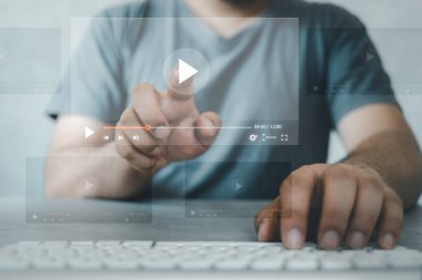 Sanal ekranda bir adam ikon oynatma videosuna dokunuyor. İnternette videolar, canlı konserler, performanslar ya da özel dersler izleriz. Çevrimiçi içerik kavramı