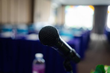 Seminer odasındaki konferansta konuşma bulanıklığı üzerine hoparlör için mikrofon