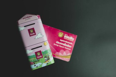 Bangkok, Tayland - 31 Ekim 2023: Devlet Tasarruf Bankası (GSB) Ulusal Tasarruf Günü 2022 'de para yatırdığınızda ücretsiz domuz kumbaraları veriyor. GSB Tayland 'a ait bir devlet bankasıdır.