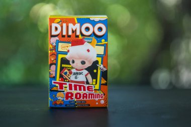 Bangkok, Tayland - 31 Ekim 2023 POP MART koleksiyonunun kutusu, Dimoo Time Roaming Series Blind Box, popüler bir oyuncak