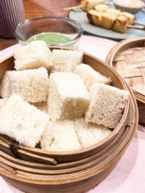 Buharda pişmiş ekmek ve pandan kreması, Tayland tatlısı.