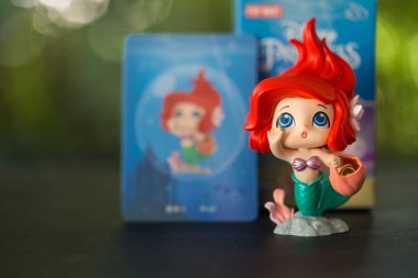 Bangkok, Tayland - 4 Kasım 2023 POP MART Disney Prensesi Ariel oyuncağı, Disney 100.