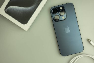 Bangkok, Tayland - 4 Kasım 2023: Apple iPhone 15, Titanyum kaplama, A17 Biyonik, 48 MP Camera 'nın yer aldığı bir kutunun önünde Eylül 2023' te fırlatıldı. Apple aygıtları için yeni kablo standardı.