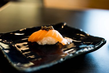 Lezzetli klasik somon suşisi.