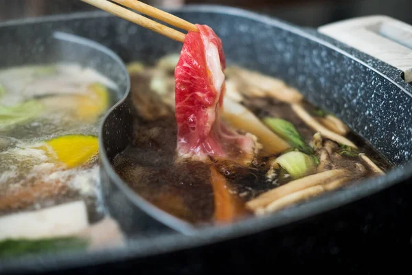 Fatia Carne Crua Pauzinhos Madeira Para Sukiyaki Japonês Pote Quente Fotografias De Stock Royalty-Free