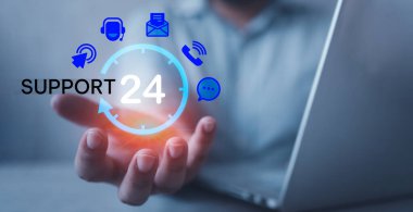 Sanal simgeleri elinde tutan bir iş adamı 24 saat ekranda çalışıyor. Çevrimiçi servis sunucusu bizimle bağlantı kur. Müşteri hizmetlerine yardım. Teknisyen 24 saat hizmet için hazır.