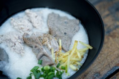 Congee, domuz dolgusu, haşlanmış domuz ciğeri ve siyah kasede kıyma. Kolay kahvaltı..