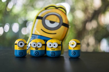 Bangkok, Tayland - 6 Kasım 2023: Miniso Thailand 'dan bir Q-Toping 1.0 Blind Box' u açan küçük bir Minion karakteri. Eşsiz ve heyecan verici bir deneyimi açığa çıkaran sürpriz..