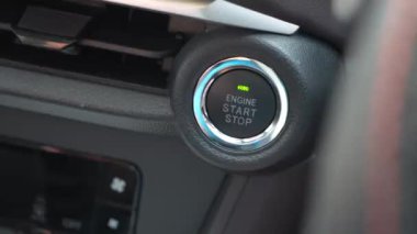 Araba motorunu kapatma düğmesine bas, arabayı kapatma işlemini başlat. Otomotiv teknolojisi ve kolaylığı. Motor sistemi araç otomobili kapatılıyor. Lüks modern elektronik otomobil tuşuna bas