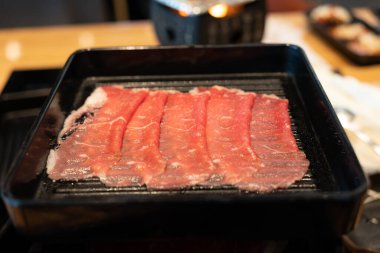 Hot pot restoranında bir dilim taze çiğ et. Kapat.