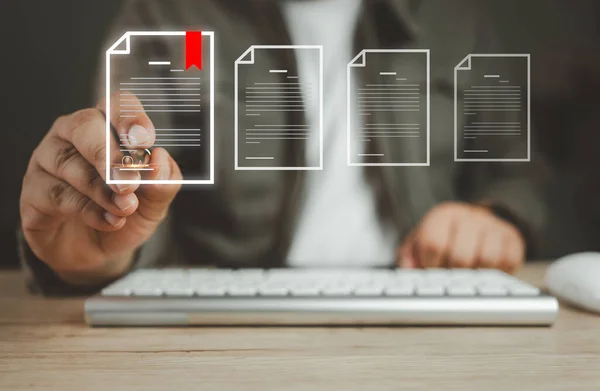 Evraksız işyeri fikri, e-imza, elektronik imza, belge yönetim sistemi (DMS). Bir işadamı sanal ekranda dijital bir belgeye elektronik bir belge imzaladı.