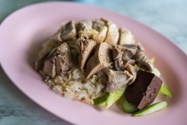 Pirinç buğulama tavuk çorbası ve salatalıklı sakatat Tayland 'daki Tayland sokak gıda pazarında ya da restoranda satılıyor.