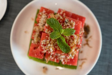 Kurutulmuş balıklı karpuz gevrek soğan. Tayland aperatifleri. Yaz için Tayland geleneği tatlısı. Tayland mutfağı. Seçici odak.