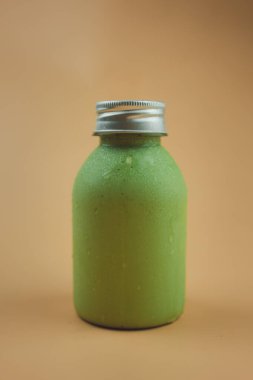 Taze avokado sütü ve gümüş renkli kapaklı ballı sağlıklı meyve suları.