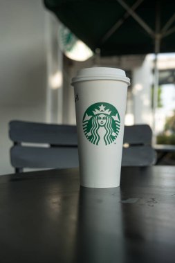 Bangkok, Tayland - 11 Kasım 2023 Masadaki Starbucks sıcak içecek kahvesini kapat