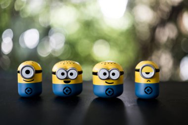 Bangkok, Tayland - 11 Kasım 2023: Miniso Thailand 'dan bir Q-Toping 1.0 Blind Box' u açan küçük bir Minion karakteri. Eşsiz ve heyecan verici bir deneyimi açığa çıkaran sürpriz..