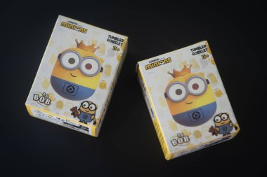 Bangkok, Tayland - 11 Kasım 2023: Minion Random Box, BOB 1.0, rastgele 12 'ye kadar ve gizli 1' e kadar dizayn seçilebilir, ayrıca küçük olan Miniso Tayland 'dan 229 THB' ye kadar düşebilir.