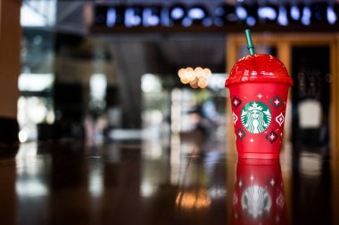 Bangkok, Tayland - 21 Kasım 2023: 16 ons 'luk bir Starbucks içeceği alana bedava noel kupası. 2023 'te tasarlanmış kırmızı bardak.