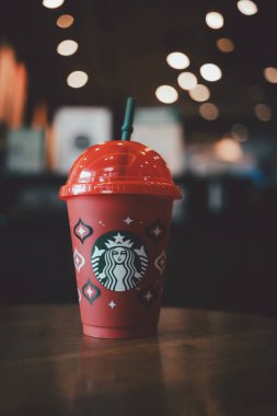 Bangkok, Tayland - 21 Kasım 2023: 16 ons 'luk bir Starbucks içeceği alana bedava noel kupası. 2023 'te tasarlanmış kırmızı bardak.