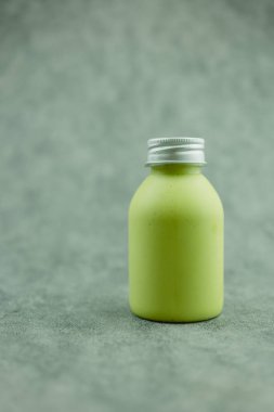 Avokado, sütle ballı içeceği şişeye karıştırır. Kapat.