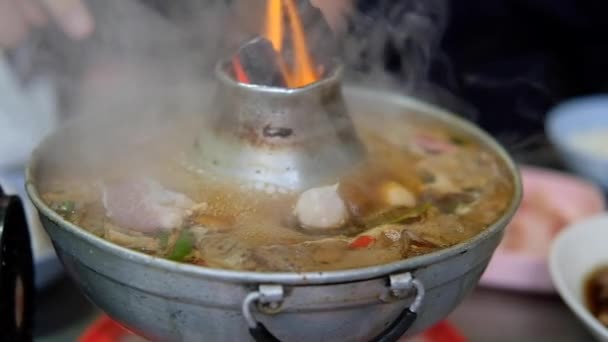 Wolny Ruch Człowieka Umieścić Klopsiki Gorącej Zupy Wrzącej Tajski Ogień — Wideo stockowe