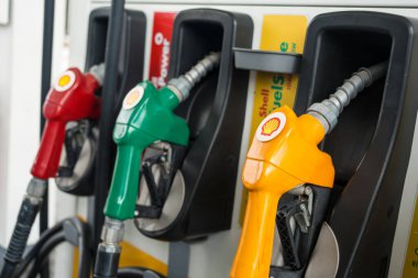 BANGKOK, THAILAND - 30 Kasım 2023: bir benzin istasyonunda kabuk pompası başlıkları. Benzin istasyonundaki benzin ve dizelin çeşitli türleri için yakıt hortumlarını kapatın. Shell çok uluslu bir İngiliz..