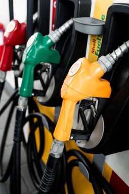 BANGKOK, THAILAND - 30 Kasım 2023: Shell benzin istasyonundaki hortumları doldurmak. Gasohol ve Diesel 'in yakıt hortumlarından oluşan panel ve gösterge paneli.