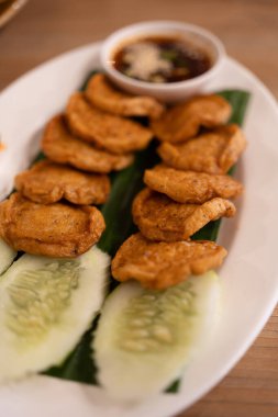 Kızarmış Vietnam domuz sosisi ve muz yaprağı. Tayland 'da Moo Yor adında Asya yemekleri aperatifi.