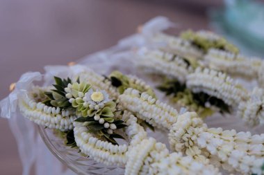 Tayland çelengi Tayland 'da düğün töreninde. Tayland çelengi, Tay kültüründe şans, sevgi ve saygının sembolü. Düğün töreni gibi. Ebeveynler için hediye.