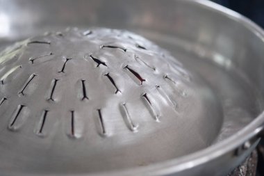 Mangal yapmak için alüminyum tavada hem ızgara hem de et suyu var. Tayland domuz eti tavası için ekipman