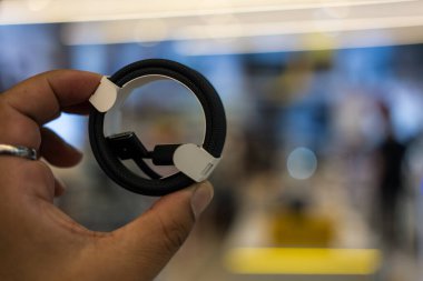 Bangkok, Tayland - 1 Aralık 2023: MagSafe 3 'e USB-C kablosunun kapatılması Macbook Pro M3 yeni çip ve Space Black' in yeni rengi ile birlikte gelir