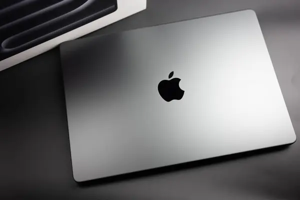 Bangkok, Tayland - 1 Aralık 2023: New Apple MacBook Pro, M3 Max 35 numara, Space Black 'in yeni rengi, 2023' te yeni bir model..