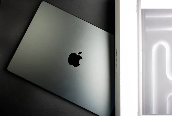 Bangkok, Tayland - 1 Aralık 2023: New Apple MacBook Pro, M3 Max boyutu 14 inç, 14 çekirdekli işlemci ve 30 çekirdekli GPU. Bir kutu ile boşluk siyah rengi