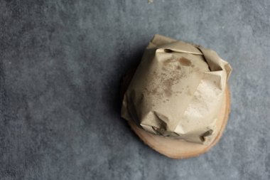 Kahverengi kağıt paketler, hamburgerler için paket kutusu. Teslimat konsepti. Yankı paketleri kavramı.