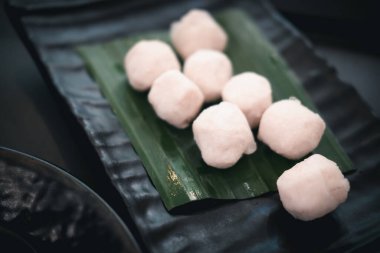 Tayland usulü ızgara köfte, domuz tendonu. Kapat.