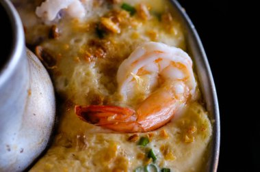 Haşlanmış yumurta, karidesle birlikte bir ateş kabında kaynatıldı. Üst görünüm