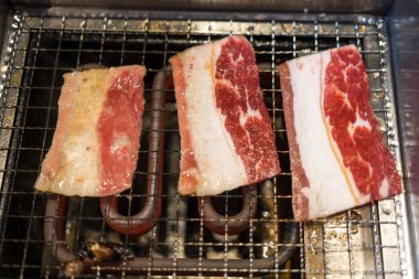 Lezzetli ızgarayı kapat ızgarada taze et dilimleri pişir.